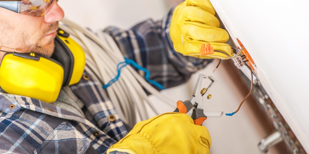 Villanyszerelő cégek Győrben – miért érdemes a Macsai Villt választani?