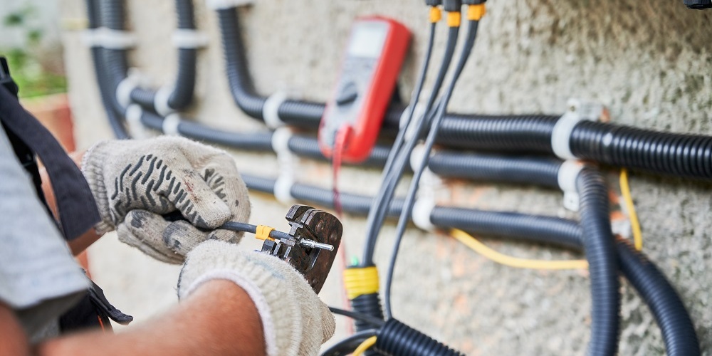 Villanyszerelés cégeknek Győrben – mire van szüksége egy vállalkozásnak 2025-ben?