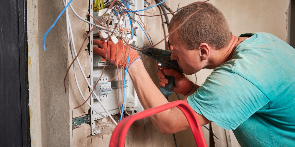 Meghibásodott gép? Villanyszerelő Győr területén gyors kiszállással segít a cégeknek