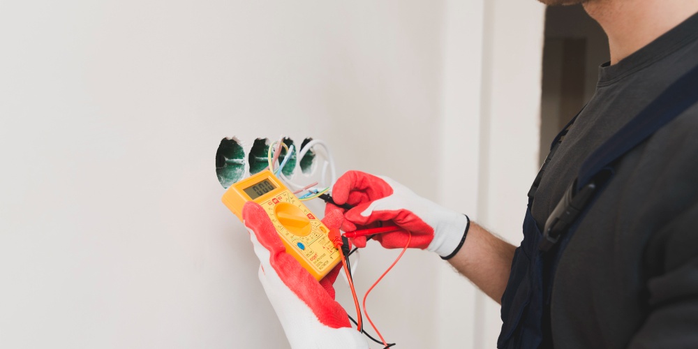 Kisvállalkozás villanyszerelése Győrben: Mire figyeljen, mielőtt szerződést köt?