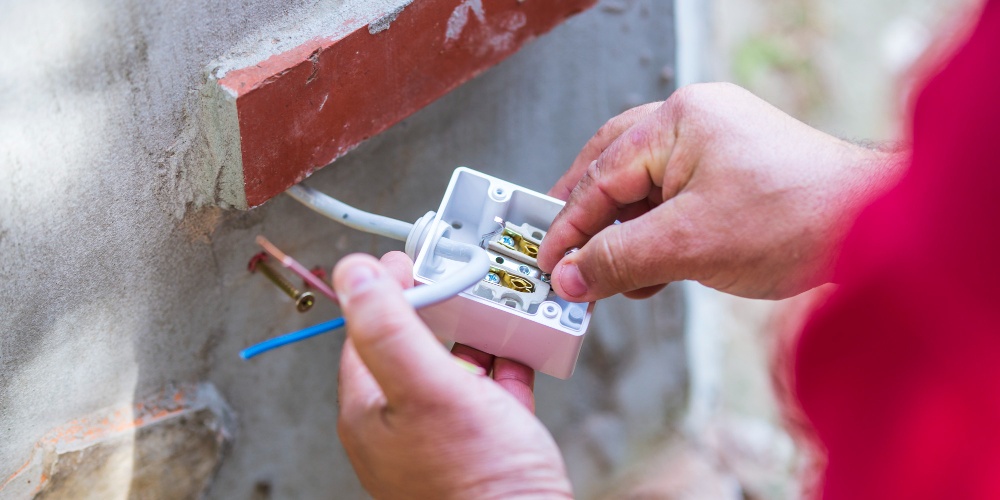 Győri villanyszerelés cégeknek: hogyan válasszon megbízható ipari villanyszerelőt?