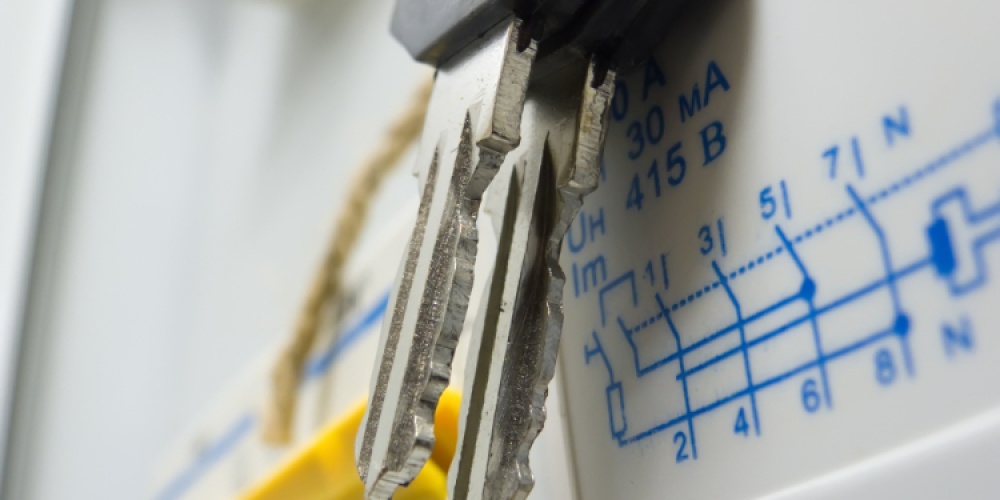Villamoshálózat fejlesztése gyártóüzemekben: A legújabb technológiai trendek Győrben